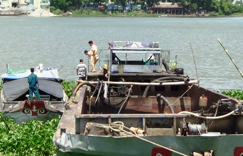 Chiếc sà lan gây tai nạn làm hai mẹ con chị Hạnh tử vong 