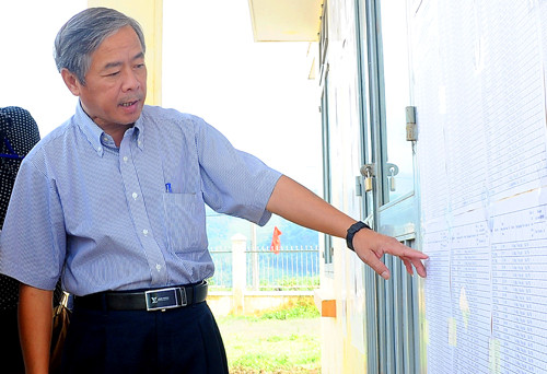 Ông Quý lúc đi kiểm tra công tác bầu cử. Ảnh: Nhật Hạ 