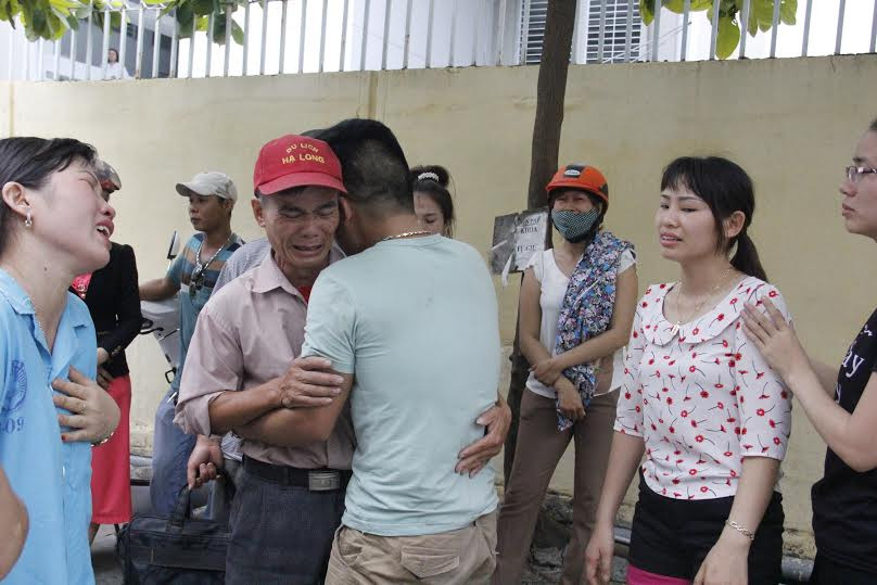 Vợ chồng anh Trịnh Tiến Dương, Đặng Thị Xuân đau đớn khi trong chuyến tàu du lịch cùng lúc mất hai đứa con. Ảnh: Thanh Trần.