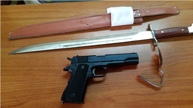 Hung khí tịch thu tại hiện trường.