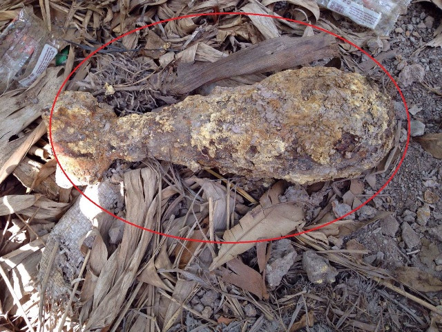 Quả đạn cối sau nhà ông Nguyễn Văn Liêm . Ảnh: Khánh Nguyên.