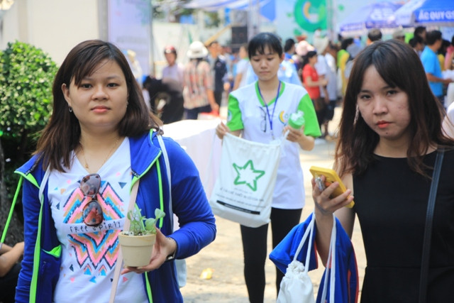 Bạn trẻ mang vật phẩm xanh từ ngày hội về nhà.