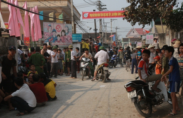 Người dân hiếu kỳ theo dõi vụ việc, an ninh được thắt chặt.