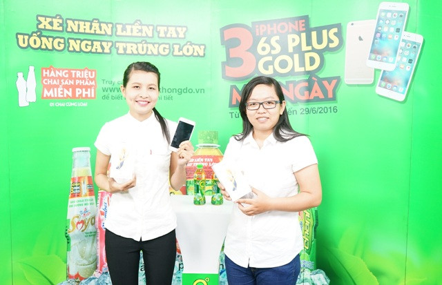 Hai nữ sinh viên vừa tốt nghiệp nhận giải thưởng 