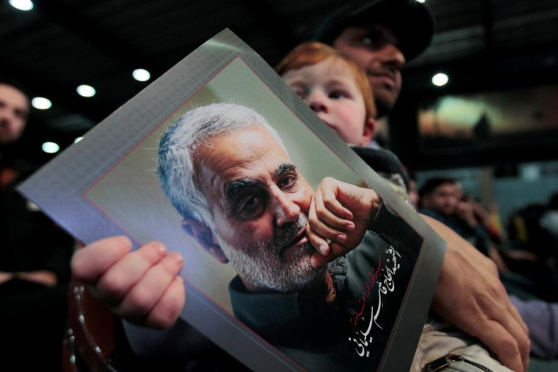Một em bé cầm bức chân dung tướng Soleimani ở Li-băng hồi tháng 2/2016. (Ảnh: Reuters)