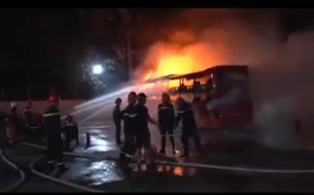 Lực lượng cảnh sát phòng cháy chữa cháy được điều động dập tắt đám cháy.