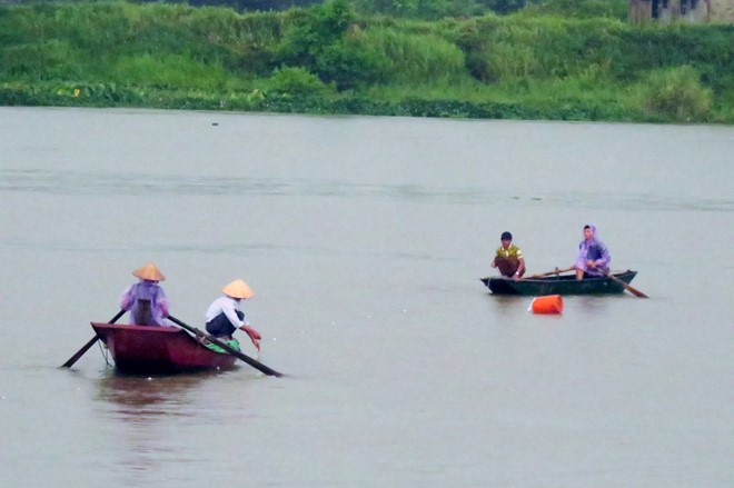 Huy động dân chài thả lưới câu thi thể quanh vị trí tàu chìm (phao vàng đánh dấu). Ảnh: T.L.