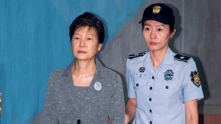 Bà Park Geun-hye (trái) đang phải thụ án tù. (Ảnh: CNN)