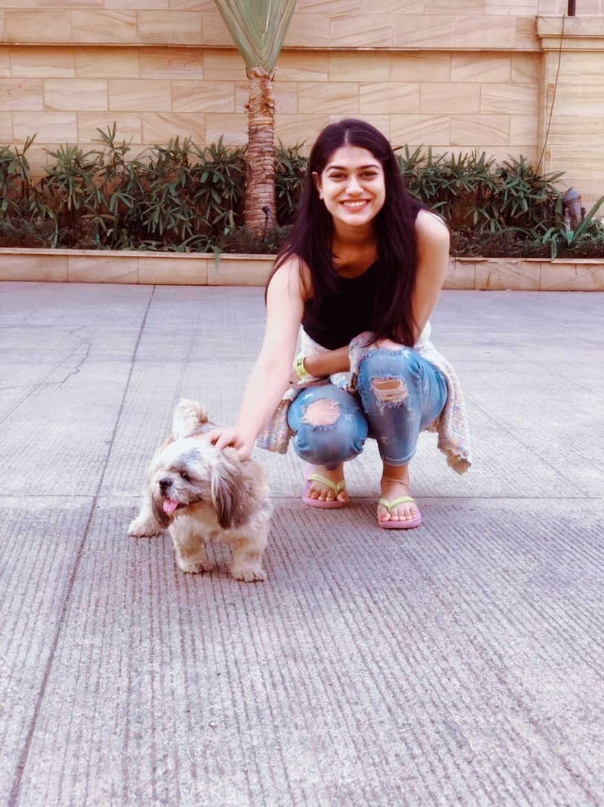 Một cô gái Ấn Độ đăng bức ảnh mặc quần bò rách kèm theo thông điệp: "Quần bò rách tốt hơn đầu óc rách" để phản đối phát biểu của ông Rawat. (Ảnh: Twitter)