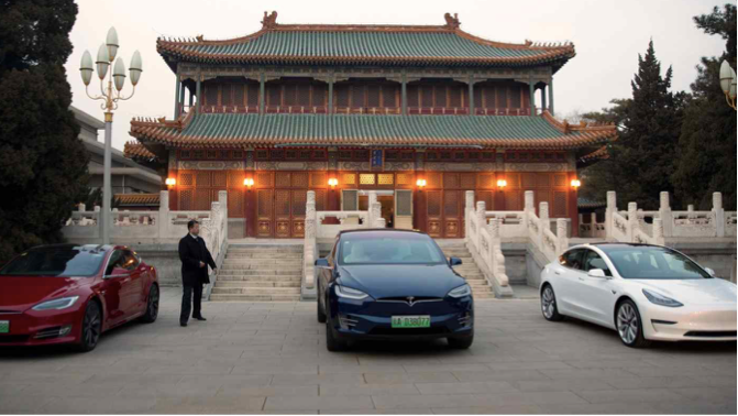 Xe Tesla đậu ngoài Trung Nam Hải - khu làm việc của lãnh đạo cấp cao Trung Quốc - trong cuộc gặp của ông chủ Tesla Elon Musk và Thủ tướng Trung Quốc Lý Khắc Cường vào tháng 1/2019. (Ảnh: Reuters)