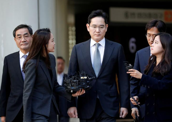Ông Jay Y. Lee (giữa) trong lần đang rời khỏi toà án Seoul vào tháng 10/2019. (Ảnh: Reuters)
