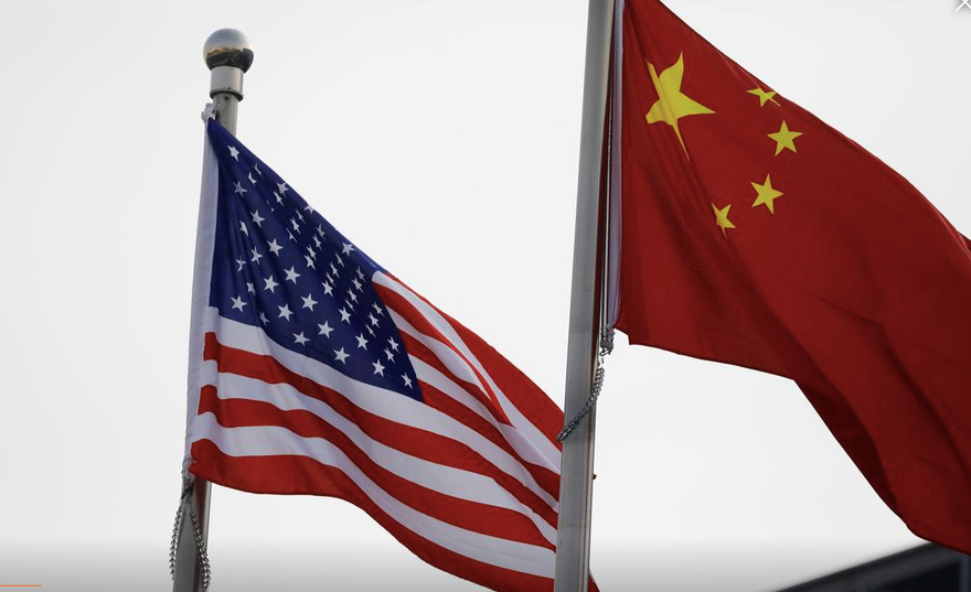 Cờ Mỹ và Trung Quốc bên ngoài một trụ sở một công ty Mỹ ở Bắc Kinh. (Ảnh: Reuters)