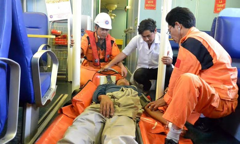 20h15’ tối nay, ngư dân Trần Văn Dang đã được MRCC đưa vào bờ an toàn. (Ảnh minh họa: MRCC cung cấp)