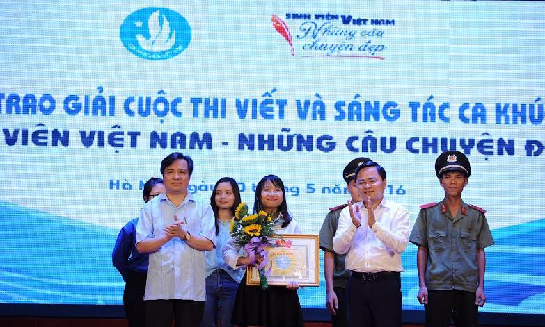 Ông Nguyễn Văn Hùng, Phó Trưởng ban Dân vận Trung ương và Bí thư Trung ương Đoàn Nguyễn Anh Tuấn trao giải nhất viết và sáng tác tác Những câu truyện đẹp cho bạn Phạm Thị Thanh Loan.