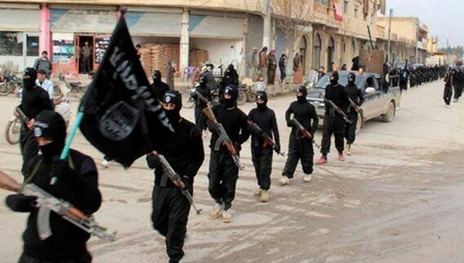 IS giữ chân thành viên bằng tiền thưởng, phụ nữ, nhà cửa và xe hơi, đồng thời giết bất cứ ai định bỏ trốn. Ảnh: AP.