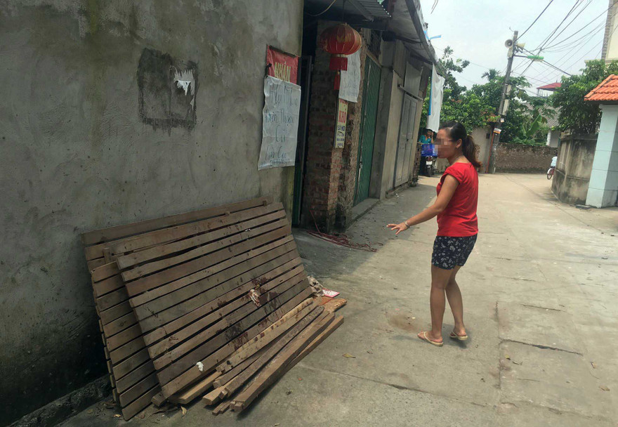 Chiếc giường còn dính máu nơi vụ việc xảy ra.