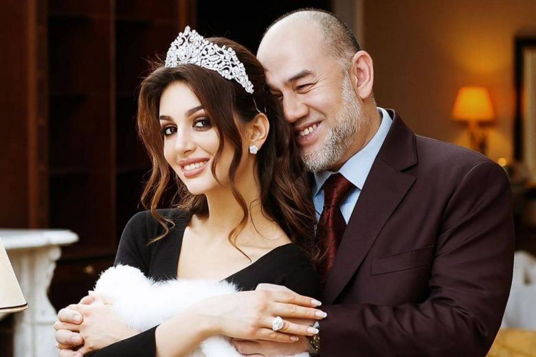 Cựu Quốc vương Malaysia Muhammad V và người đẹp Nga Oskana Voekana. (Ảnh: Instagram)