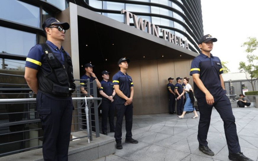 Tòa nhà ở Seoul nơi có Đại sứ quán Nhật Bản. (Ảnh: AP)