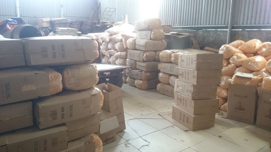 Nửa tấn bim bim sản xuất trái phép chờ tuồn ra thị trường