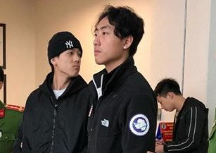 Hai đối tượng truy nã bàn giao cho phía cảnh sát Hàn Quốc.