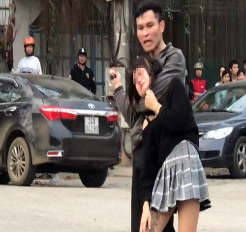 Kẻ ngáo đá cầm dao khống chế nữ sinh giữa đường