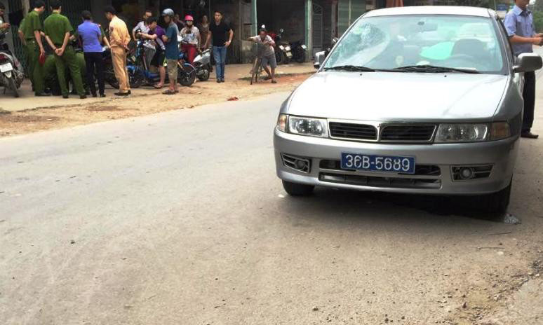 Hiện trường và chiếc xe biển xanh gây tai nạn.