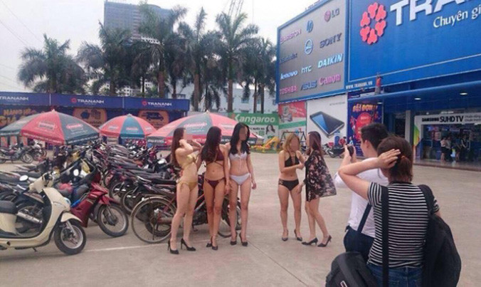 Đại diện siêu thị nói vụ người mẫu mặc bikini ở siêu thị nằm trong chương trình "Giáo dục giới tính".