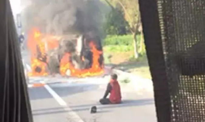 Chiếc xe bị lật, bốc cháy dữ dội. Ảnh: Shanghaiist.