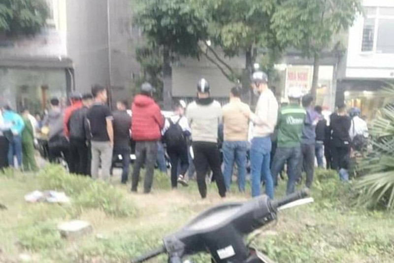 Người dân theo dõi sự việc.