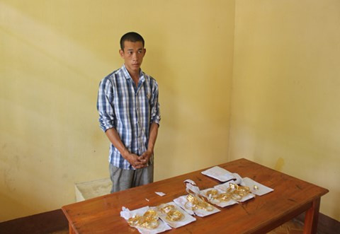 Đối tượng Phan Đình Bảo cùng tang vật.