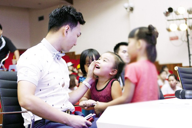 MC Thành Trung trò chuyện cùng con gái Vi An trong hậu trường “Young Hit Young Beat nhí tài năng”. Ảnh: HTL.