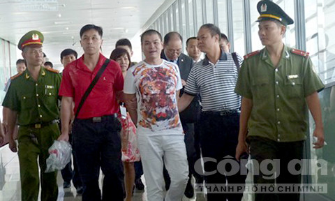 Đối tượng giết người Nguyễn Quốc Hùng (quần trắng đi giữa).