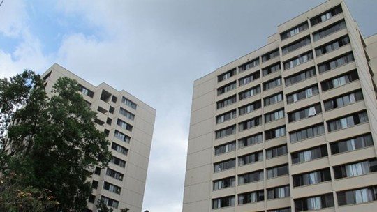 Cả hai sinh viên rơi từ lầu 14 của ký túc xá Hale Wainan. Ảnh: AP.