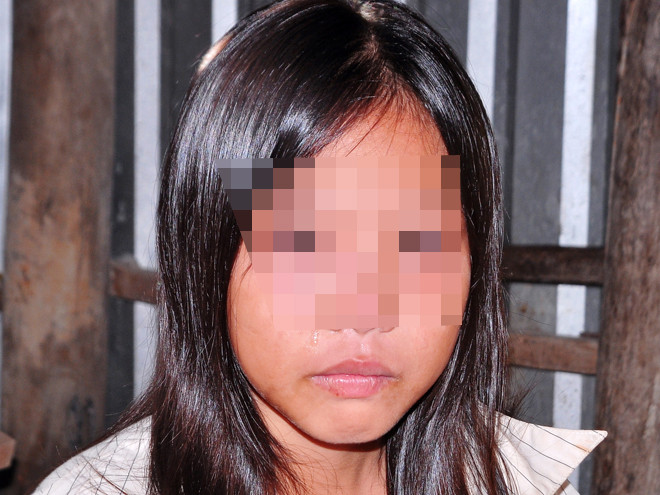 Bé Nguyễn Thị Huyền bị mẹ đuổi khỏi nhà.