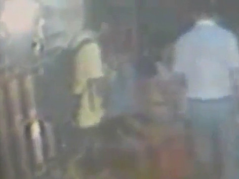 Khoảnh khắc nghi phạm đánh bom Bangkok bỏ lại balô