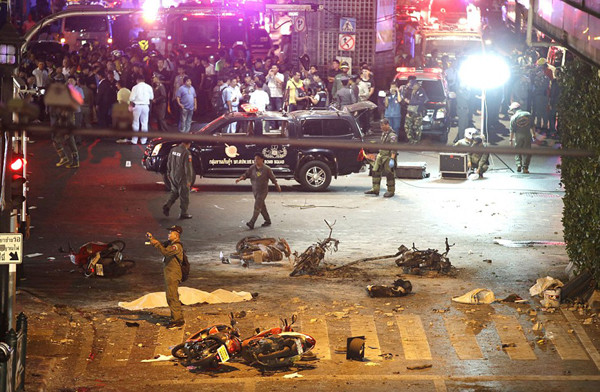 Hiện trường ngổn ngang sau vụ đánh bom. Ảnh: AP.