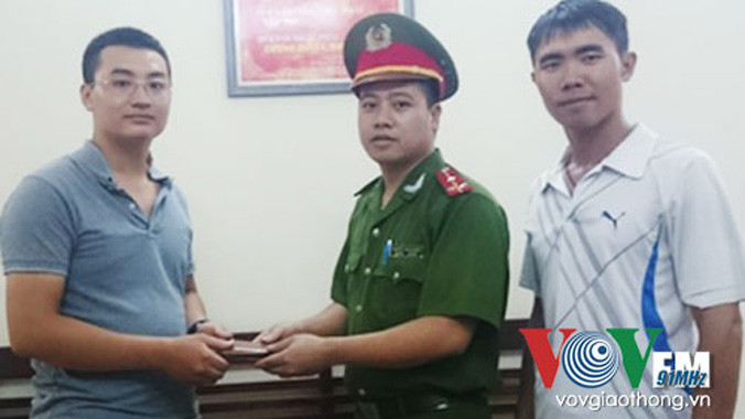 Anh Công nhận lại tài sản là chiếc ví bị đánh rơi.