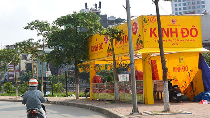 Quầy bánh Trung thu vỉa hè của Công ty CP Thương mại và Xây dựng Khải Anh trước cửa nhà số 72 - 76 phố Thượng Đình.