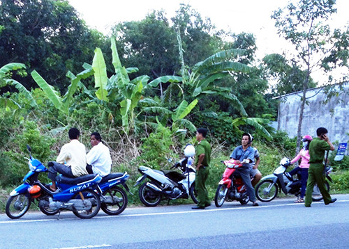 Cảnh sát vây ráp khu vực nghi can lẩn trốn. Ảnh: Phúc Hưng.