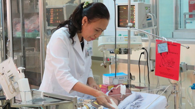 Theo các bác sĩ, sau 10 ngày phẫu thuật bệnh nhi bị đâm xuyên sọ đã hồi phục thần kỳ. Ảnh: Khánh Trung.