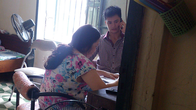 Người nhà chị Hồng đang làm việc với công an về vụ việc. Ảnh: Tuấn Nguyễn