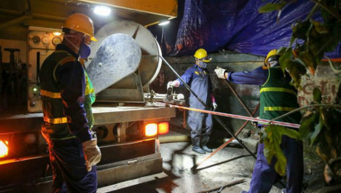 Công nhân thoát nước hút, nạo vét quanh nhà máy Rạng Đông