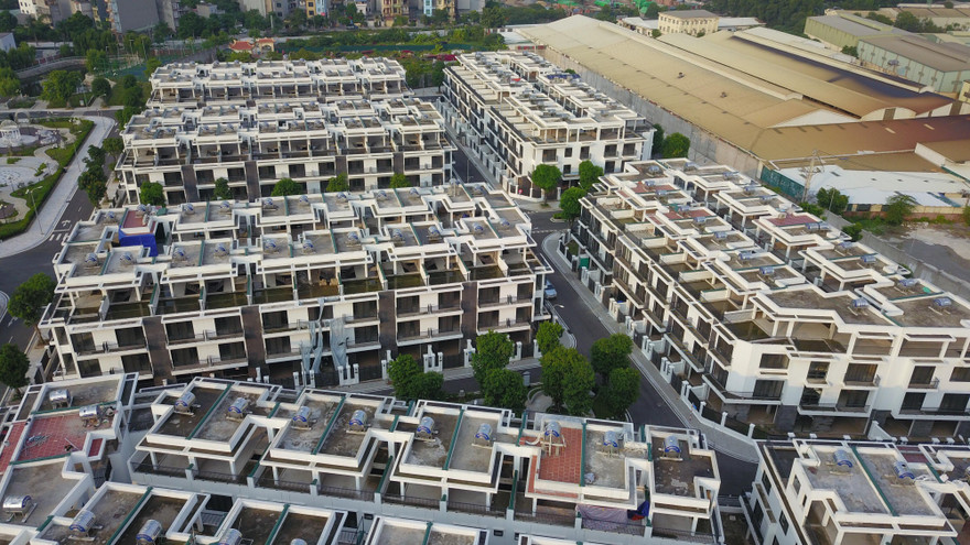 Được xây 3 tầng, doanh nghiệp tự 'vẽ' thêm tầng để bán