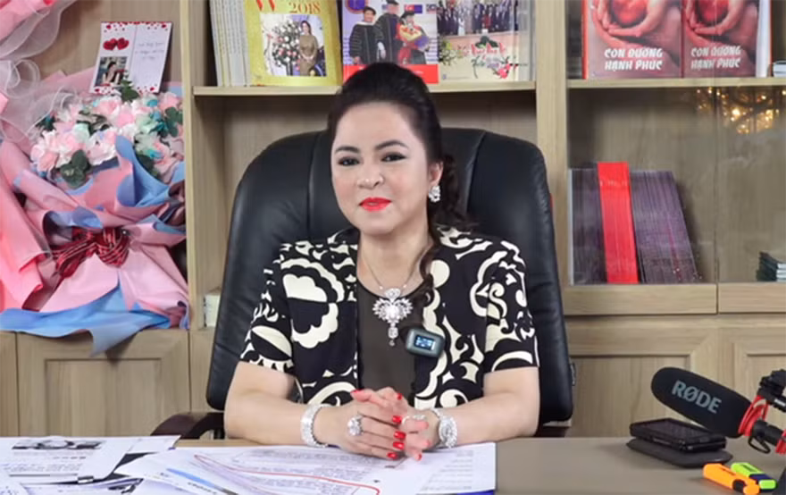 Bà Nguyễn Phương Hằng trong 1 lần Livestream