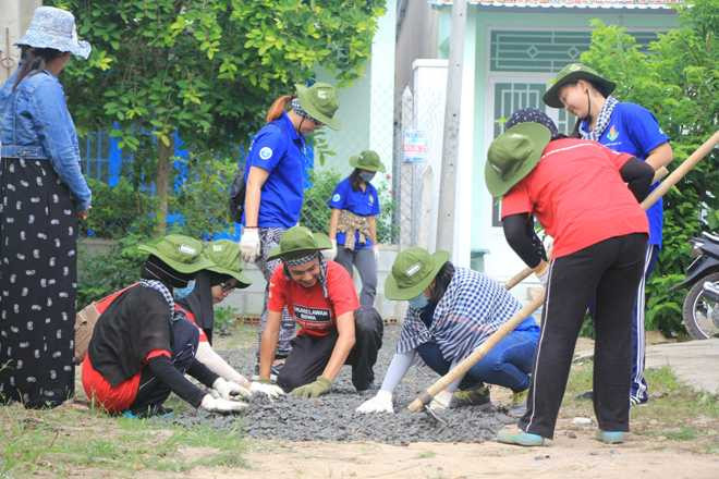 Các bạn trẻ Việt Nam – Malaysia hăng say làm việc cùng nhau
