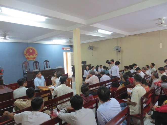 Ngư dân làm các thủ tục để nhận tiền bồi thường