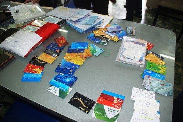 Tang vật trong một vụ án lừa đảo qua điện thoại được Công an TPHCM triệt phá. Ảnh Việt Văn 