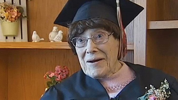 Cụ Hunt mặc quần áo cử nhân trong ngày nhận bằng tốt nghiệp của trường trung học River Valley. Ảnh: Wkow.