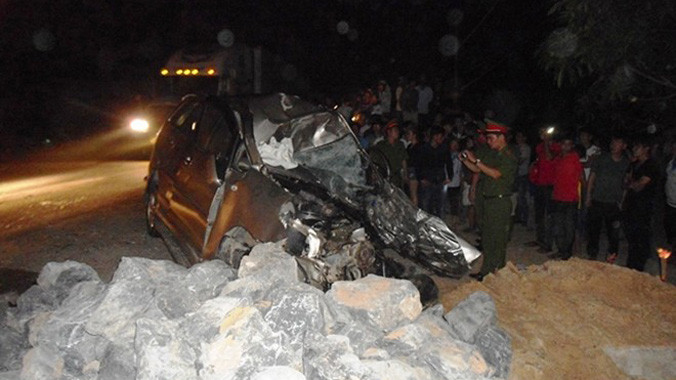 Sau cú đối đầu với xe tải ngược chiều, 2 người đi trên xe Innova tử vong, thi thể mắc kẹt dưới phần đầu xe bẹp rúm. Ảnh: Văn Được/ Zing