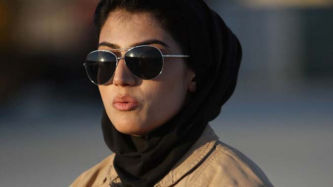 Niloofar Rahmani hiện là nữ phi công duy nhất trong quân đội Afghanistan. Cô gái người Kabul này là một trong năm học viên tốt nghiệp khóa huấn luyện phi công 12-03 của không quân Afghanistan. Nguồn: Xinhua.